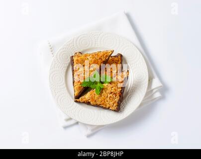 Il dado triangoli immersi nel cioccolato fondente Foto Stock