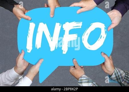 Gruppe Menschen halten mit Hände das Wort Info Infos Informazioni Informationen News Nachrichten Konzept Foto Stock