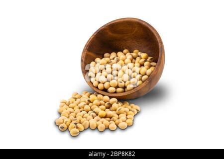 Fagioli di soia o fagioli di soia in un recipiente di legno su sfondo bianco con percorso di ritaglio. Foto Stock