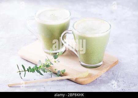 Due tazze di latte fresco matcha Foto Stock