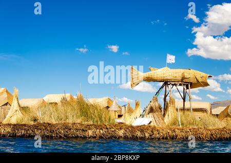 Pesci di grandi dimensioni realizzata in canne sul manmade Uros isole galleggianti sul lago Titicaca in Perù Foto Stock