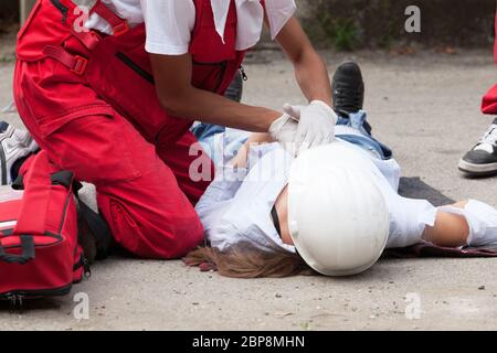 Incidente sul posto di lavoro - Primo soccorso dopo gli infortuni sul lavoro Foto Stock