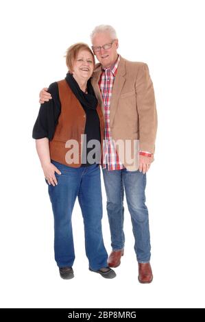Una bella coppia di anziani in piedi in abbigliamento casual, sorridente, isolato per sfondo bianco. Foto Stock