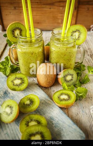 Freschi Fatti in casa frullati kiwi menta e miele Foto Stock