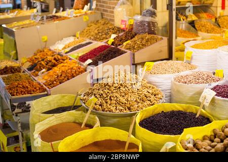 Frutta secca, noci e spezie a Teheran il bazaar principale. Iran Foto Stock