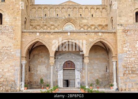 Il portico quattrocentesco della Cattedrale-Basilica ha tre archi - Cefalù, Sicilia, Italia Foto Stock