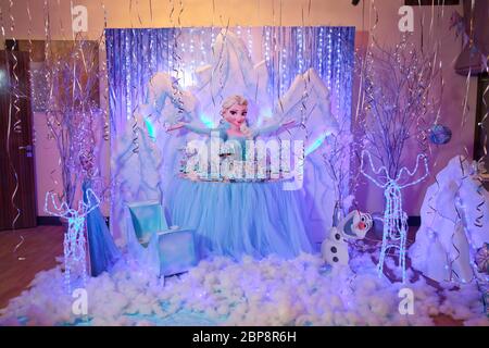 La magia del Frozen in un Candy Bar . Idee Frozen Party Birthday per Candy Bar . Baku, Azerbaigian . 16.12.2018 . Foto Stock