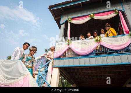 Coppia cambogiana nel loro giorno di nozze. Silk Island, Phnom Penh, Cambogia, Sud-est asiatico Foto Stock