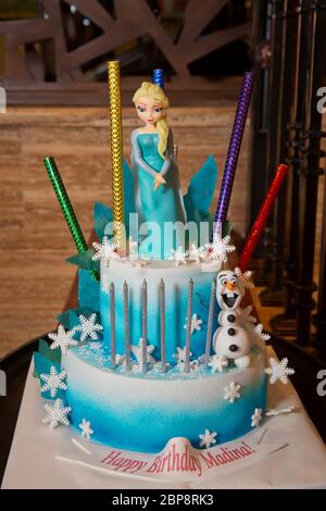 La magia del Frozen in un Candy Bar . Idee Frozen Party Birthday per Candy Bar . Baku, Azerbaigian . 16.12.2018 . Foto Stock