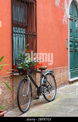 Vecchia bici in una tipica stradina italiana, Portovenere, Italia Foto Stock