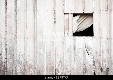 Pannelli in legno con finestra e tenda. Silk Island, Phnom Penh, Cambogia, Sud-est asiatico Foto Stock