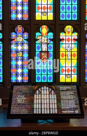 Il dettaglio di ogni finestra racconta un grafico della storia. Winchester Cathedral - Kings & Scribes Exhibition, Winchester, Regno Unito. Architetto: Nick Cox archi Foto Stock