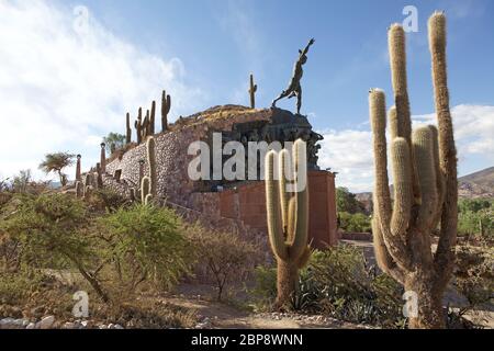 Monumento dell'indipendenza a Humahuaca, provincia di Jujuy, Argentina. La città è ampiamente conosciuta per la sua posizione nella Quebrada de Humahuaca, una lunga valle e. Foto Stock