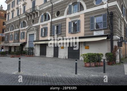 Roma, Italia. 18 maggio 2020. Roma, nonostante il governo vada avanti per la riapertura dei negozi, alcuni negozi e ristoranti nel centro di Roma rimangono chiusi a causa di proteste per foto: Credit: Independent Photo Agency/Alamy Live News Foto Stock