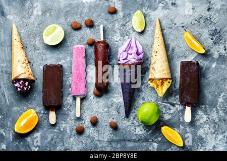 Diversi tipi di gelato in un cono di waffle e popsicle.assorted gelateria.Summer food Foto Stock