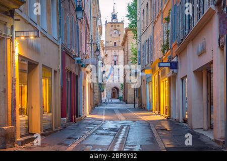 Via vuota e Municipio Torre dell'orologio in Aix-en-Provence al mattino, Provenza, Francia meridionale Foto Stock