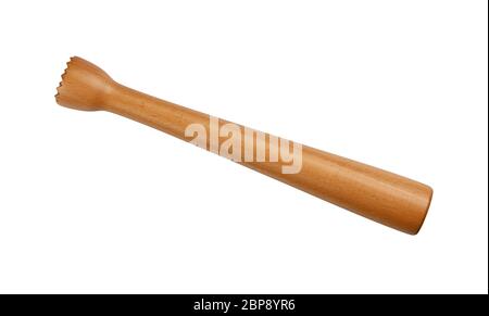 Close up tradizionale in legno marrone muddler per preparare la purea di frutta per il mojito isolati su sfondo bianco, angolo alto vista laterale Foto Stock
