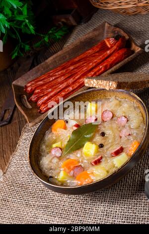 Rustico zuppa di crauti con pancetta e salsicce Foto Stock