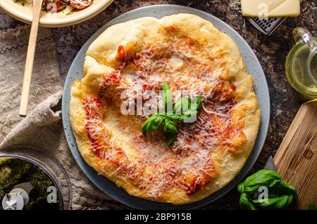 Semplice e delizioso cibo di strada, fritte, conditi con formaggio, ketchup e aglio Foto Stock