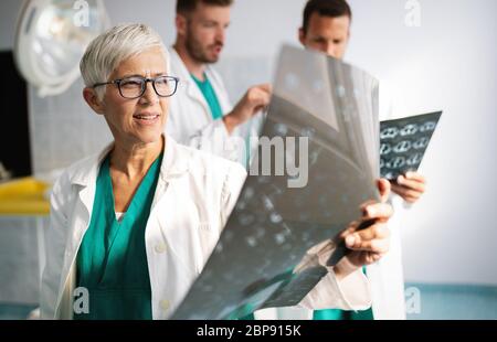 Personale medico medici che controllano i risultati dei raggi X in ospedale Foto Stock