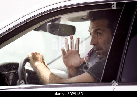 Torino, Italia. 18 maggio 2020. TORINO - 18 maggio 2020: Gianluigi Buffon della Juventus FC arriva in auto al campo di allenamento continua per partecipare ad una sessione di allenamento. Serie A prevede di riprendere la stagione il 13 giugno, previa approvazione del governo, dopo la pausa durante l'emergenza del coronavirus COVID-19. (Foto di Nicolò campo/Sipa USA) Credit: Sipa USA/Alamy Live News Foto Stock