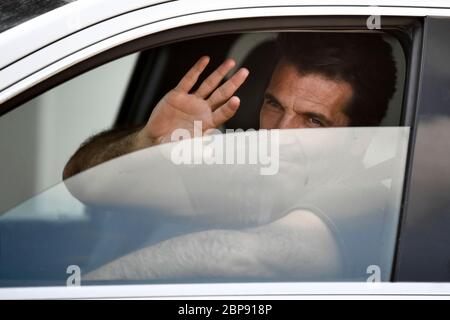 Torino, Italia. 18 maggio 2020. TORINO - 18 maggio 2020: Gianluigi Buffon di Juventus FC si fa strada quando arriva in auto al campo di allenamento continua per partecipare ad una sessione di allenamento. Serie A prevede di riprendere la stagione il 13 giugno, previa approvazione del governo, dopo la pausa durante l'emergenza del coronavirus COVID-19. (Foto di Nicolò campo/Sipa USA) Credit: Sipa USA/Alamy Live News Foto Stock