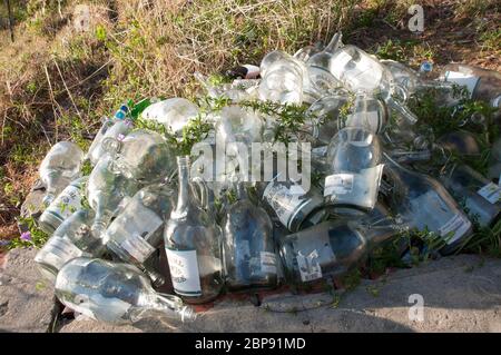 cumulo di bottiglie di vino scartato Foto Stock