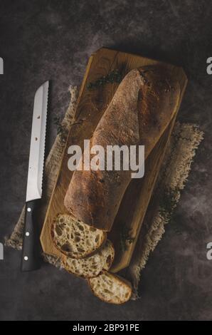 Pasticceria fresca baguette con erbe aromatiche, aglio dal forno di casa Foto Stock