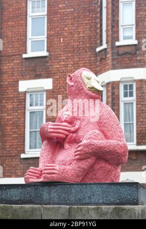 Scimmia rosa e giovane, scultura, Brown Hart Gardens, Londra. Foto Stock