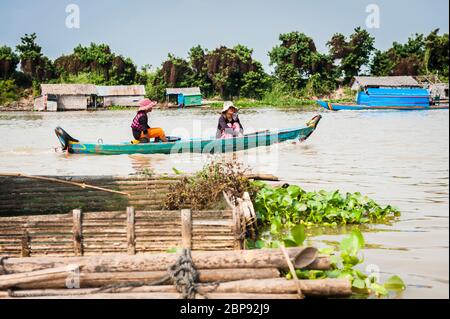 Due donne in una barca sul fiume cambogiano nel villaggio galleggiante di Kompong Chnnang, Krong Kampong Chhnang, Cambogia, Asia sudorientale Foto Stock