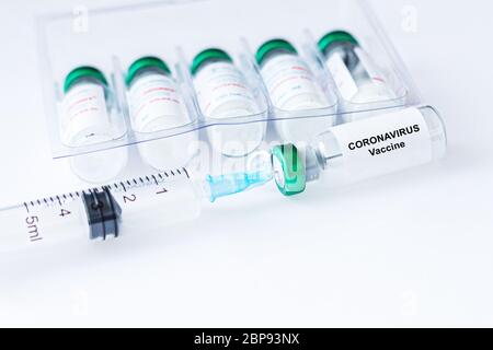 Vaccino Coronavirus e Covid-19, iniezione in siringa. Vaccino COVID-19, nCoV 2019 prevenzione, immunizzazione e trattamento. Concetto infettivo della medicina. Foto Stock