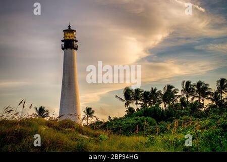 Cape Florida Lighthouse e lanterna in Bill Baggs del Parco Statale di Key Biscayne Florida, Stati Uniti d'America Foto Stock