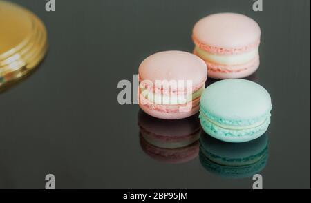 Torta di macaron francese fresca e colorata fatta in casa, su fondo di legno naturale in cemento. Concetto di cibo con spazio di copia. Immagine orizzontale Foto Stock