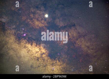 Il centro della Via Lattea, che si affaccia sulla Laguna Nebula, Trifid Nebula Foto Stock