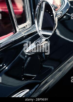 In prossimità di un antico specchio veduta laterale di un'auto d'epoca Foto Stock