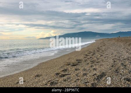 Vista la sera di una spiaggia di ghiaia al Mar Tirreno in Calabria, Italia Foto Stock