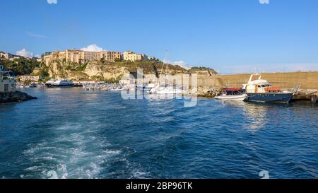 Vista la mattina della porta nella cittadina di Tropea in Calabria, Italia Foto Stock