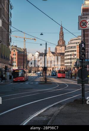 Oslo, Norvegia : Mar 27 2018 : edificio architettonico con traffico in tram e autobus in centro Foto Stock