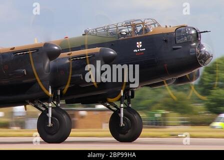 Avro Lancaster PA474 della RAF Battle of Britain Memorial Flight. Chiamata città di Lincoln. Bombardiere della seconda guerra mondiale in decollo Foto Stock