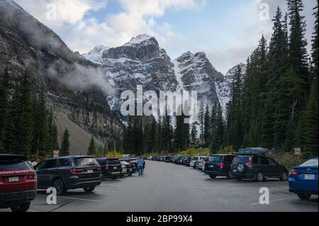 Alberta, Canada - Set 27 2019 : turisti in visita e auto parcheggiata con montagne rocciose nel lago Moraine Foto Stock