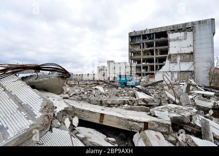 Pezzi di metallo e pietra sono fatiscenti dal demolito solai Foto Stock