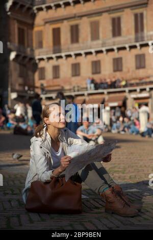 Bellissima femmina turistico con una mappa alla scoperta di una città estera (SHALLOW DOF; dai toni di colore immagine) Foto Stock