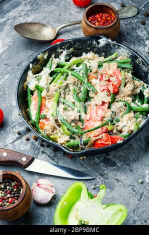 Proteina uova strapazzate con fagioli asparagi. Uova fritte con le verdure.Il cibo vegetariano Foto Stock