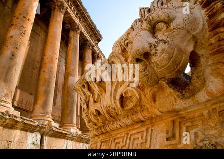 La statua della testa di Lione e il tempio di Bacco . Sito archeologico di Baalbek, patrimonio dell'umanità dell'UNESCO. Valle di Bekaa. Libano. Foto Stock