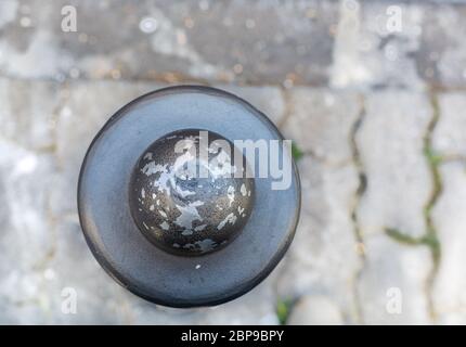 Parcheggio in metallo dall'alto. Pavimentazione. Strade della città. Costruzioni in acciaio. Foto Stock