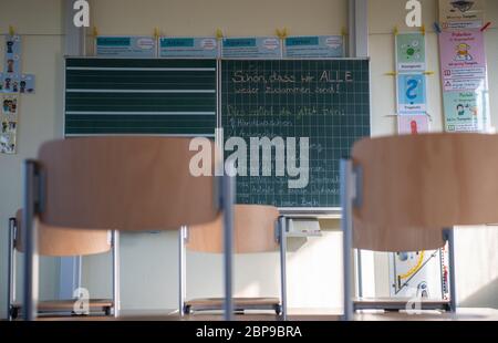 Dresda, Germania. 18 maggio 2020. Le norme igieniche sono sulla lavagna di una quarta classe di scuola elementare. A partire da questo lunedì, le scuole primarie e secondarie riapriranno le loro porte dopo settimane di chiusura forzata a causa della pandemia di Corona. Credit: Robert Michael/dpa-Zentralbild/dpa/Alamy Live News Foto Stock