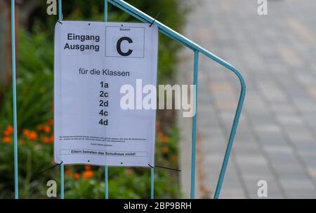 Dresda, Germania. 18 maggio 2020. Un cartello che indica l'ingresso di alcune classi scolastiche è appeso alle scale di una scuola elementare. A partire da questo lunedì, le scuole primarie e secondarie riapriranno le loro porte dopo settimane di chiusura forzata a causa della pandemia di Corona. Credit: Robert Michael/dpa-Zentralbild/dpa/Alamy Live News Foto Stock