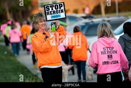 FERMATI A camminare SULL'EROINA, chiedendo la fine della dipendenza dagli oppioidi, a St. Peters, Missouri USA. Foto Stock