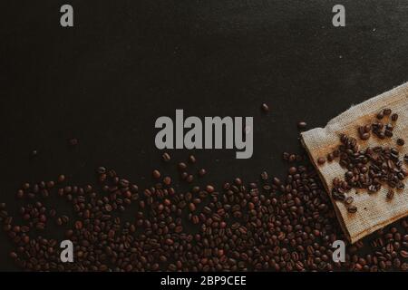 caffè in grani su ardesia rustico sfondo conzept Foto Stock