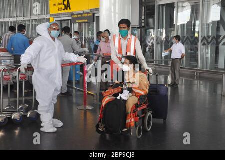 Kolkata, India. 18 maggio 2020. Gli indiani bloccati a Dhaka sono arrivati al volo speciale Vande Bharat all'aeroporto NSCBI durante il blocco nazionale 4 imposto sulla scia della pandemia di Coronavirus COVID 19. (Foto di Saikat Paul/Pacific Press) Credit: Pacific Press Agency/Alamy Live News Foto Stock
